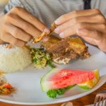 Makan-2Bpakai-2Btangan-2Bmenjadi-2Bkebiasaan-2Borang-2BIndonesia.jpg