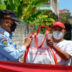 Lapas Tuban Salurkan Bantuan Sembako Kepada Puluhan Warga