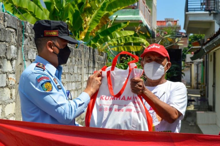 Lapas Tuban Salurkan Bantuan Sembako Kepada Puluhan Warga